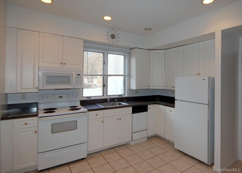 142 W Boston Post Rd Unit 2-A #2A - Photo 3 of 16