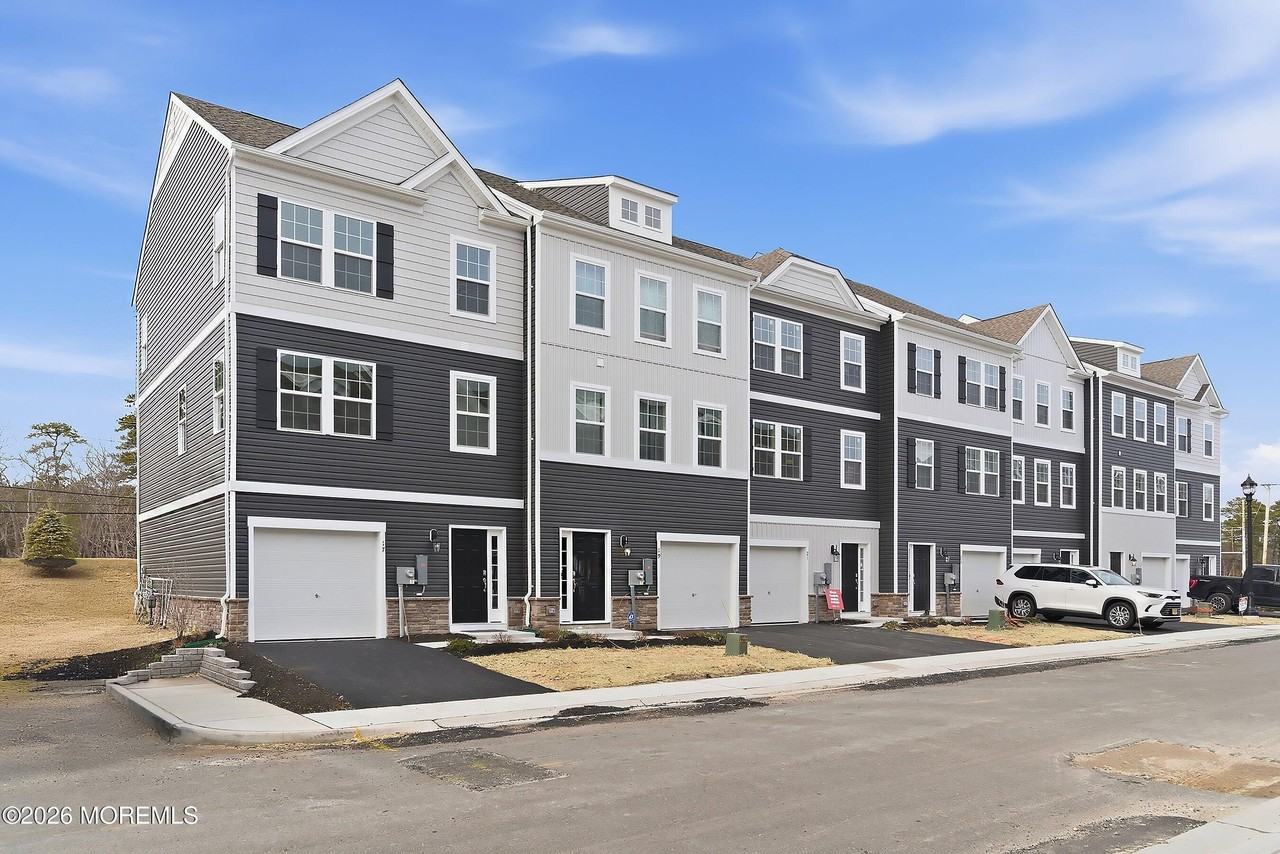 17 Baybreeze Dr - Photo 2 of 32