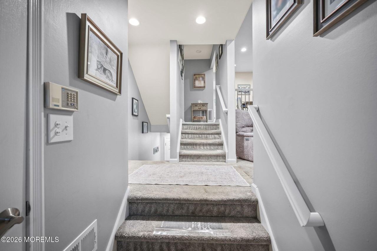 316 Middlewood Rd - Photo 2 of 33