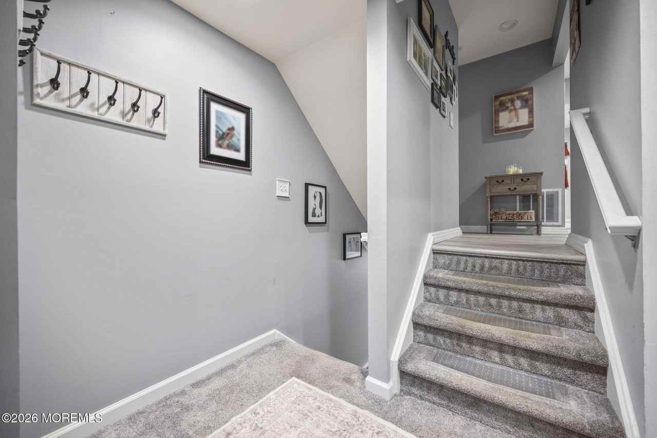 316 Middlewood Rd - Photo 3 of 33