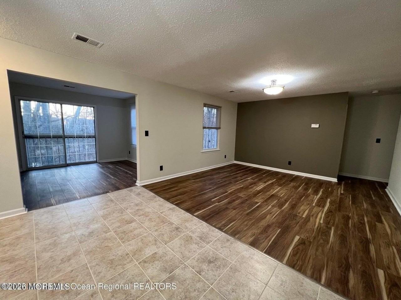 12-7 Phoenix Ct - Photo 2 of 12