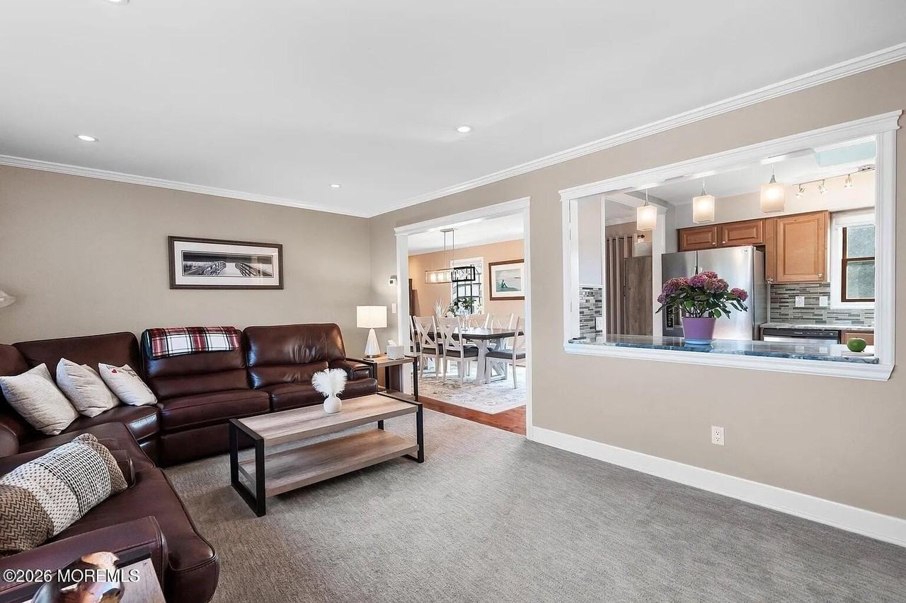 1435 Flintoft Ave - Photo 3 of 4