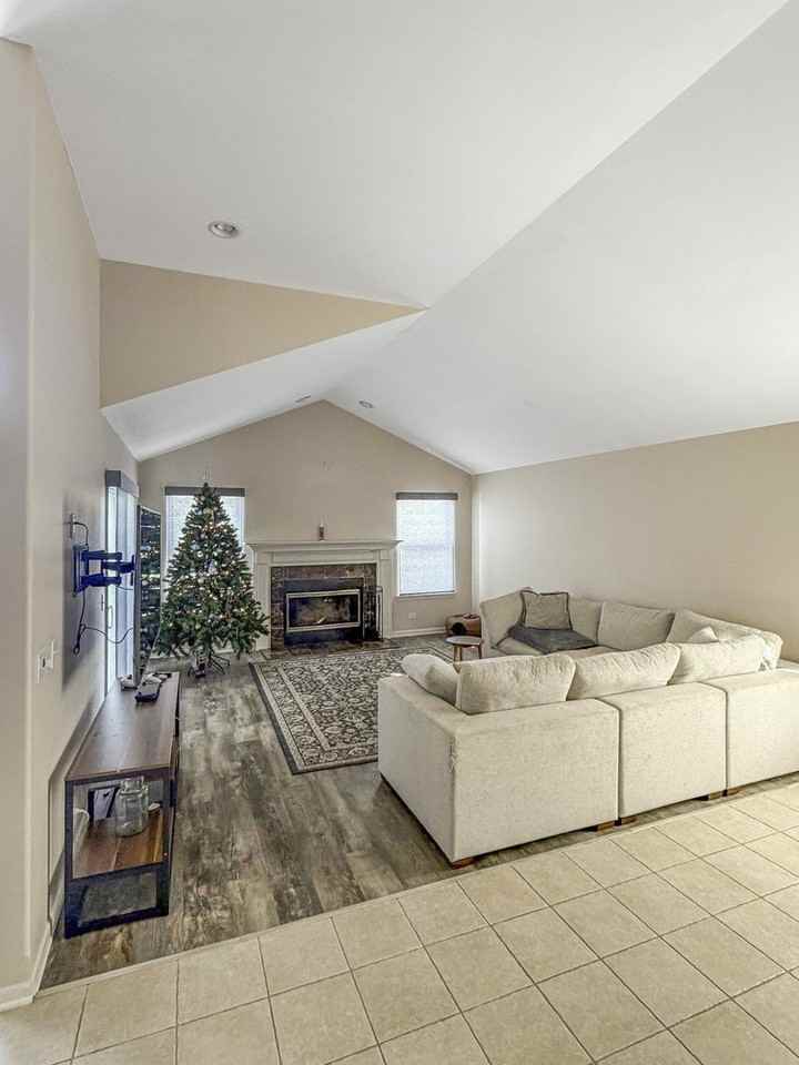 1387 Prescott Dr - Photo 4 of 19