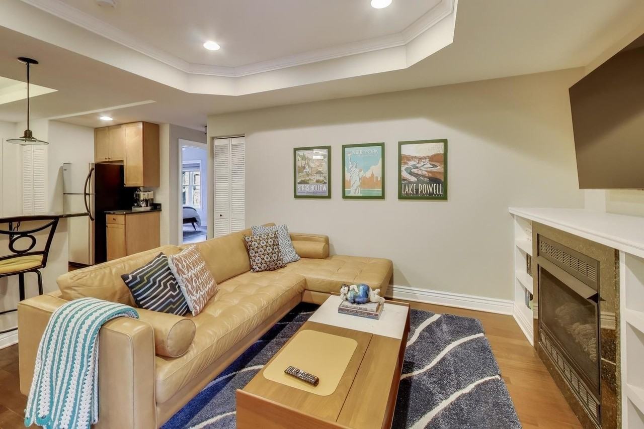 528 W Cornelia Ave Apt 2n #2N - Photo 3 of 15