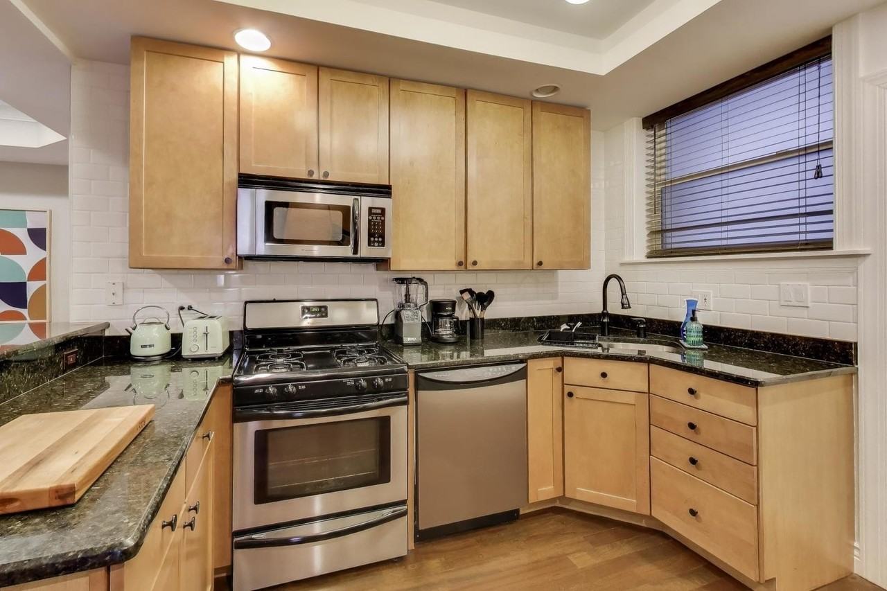 528 W Cornelia Ave Apt 2n #2N - Photo 7 of 15