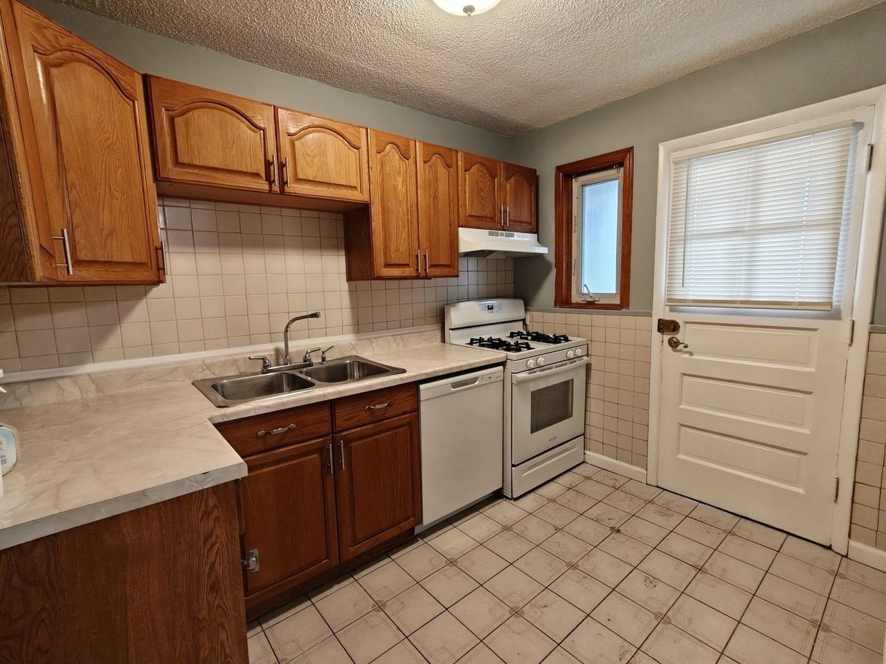 2437 W Balmoral Ave Unit 2 #2 - Photo 4 of 20