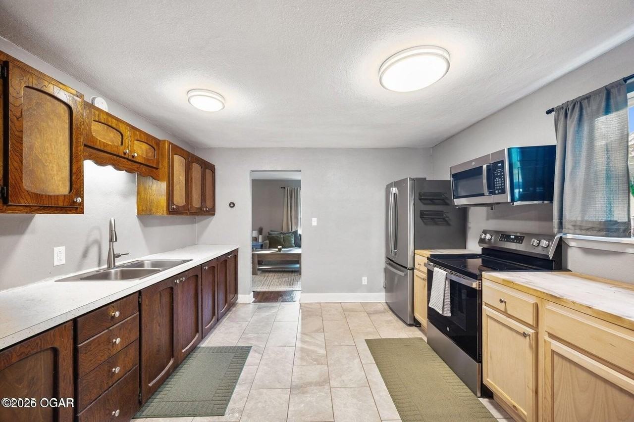 310 N Maple Ave - Photo 3 of 11