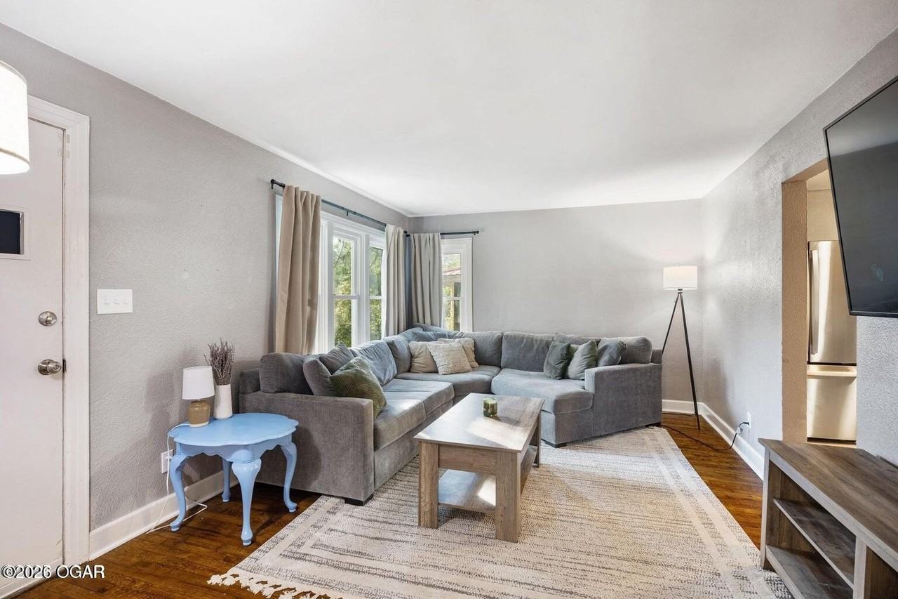 310 N Maple Ave - Photo 4 of 11