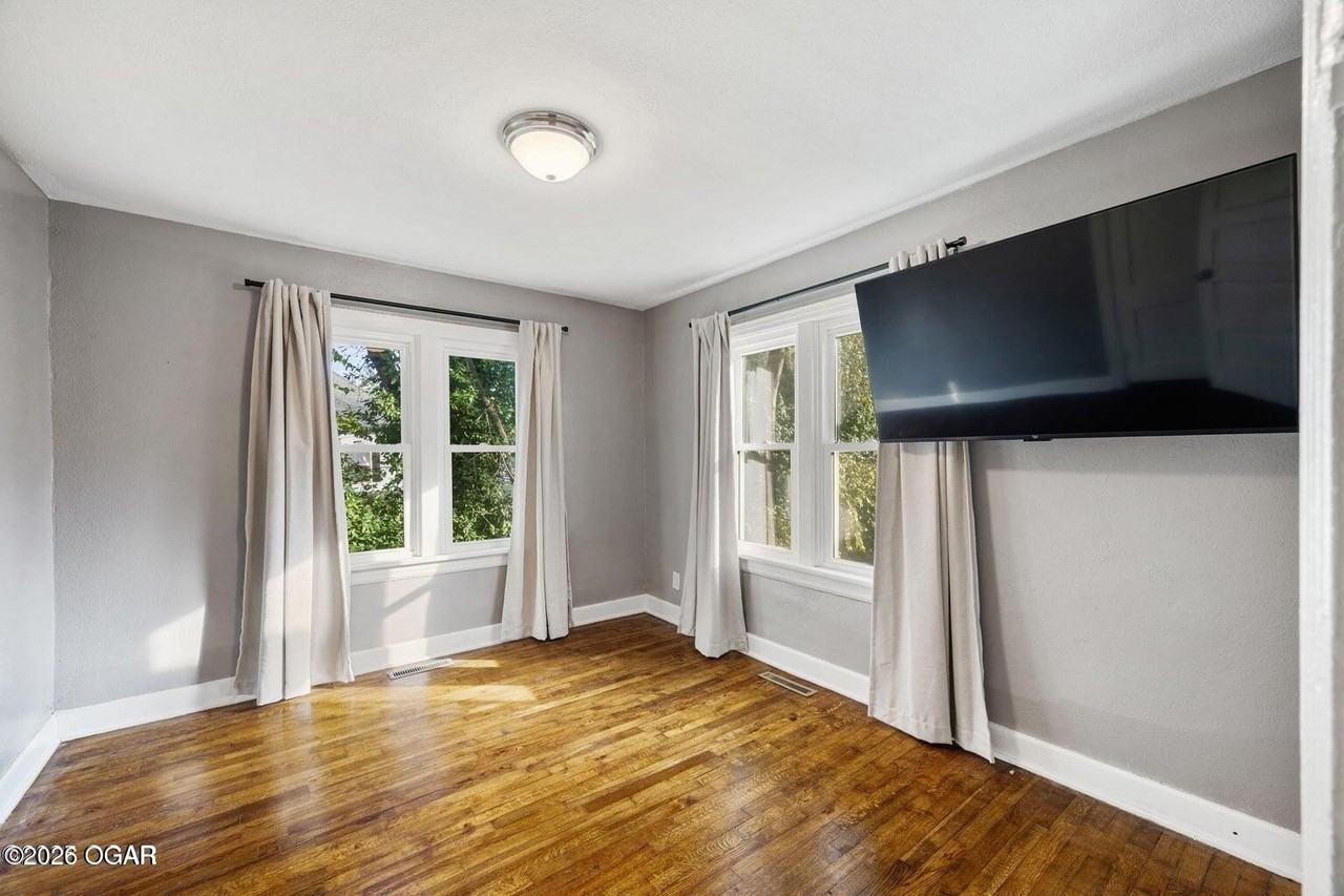 310 N Maple Ave - Photo 7 of 11