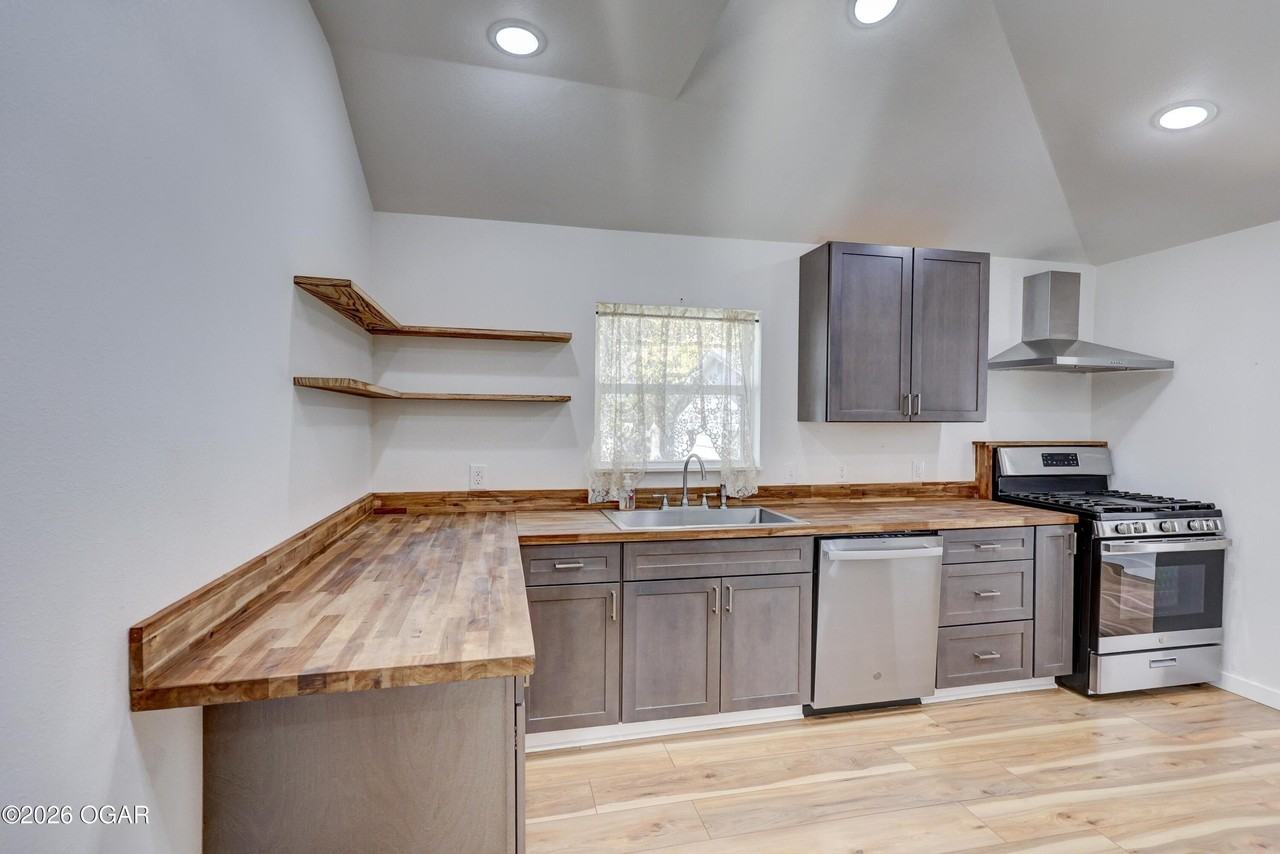 1619 S Murphy Ave - Photo 2 of 26