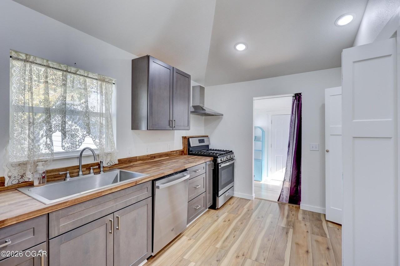 1619 S Murphy Ave - Photo 3 of 26