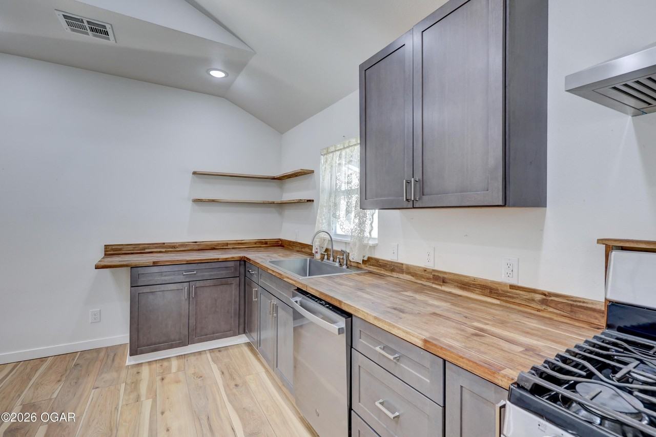 1619 S Murphy Ave - Photo 4 of 26