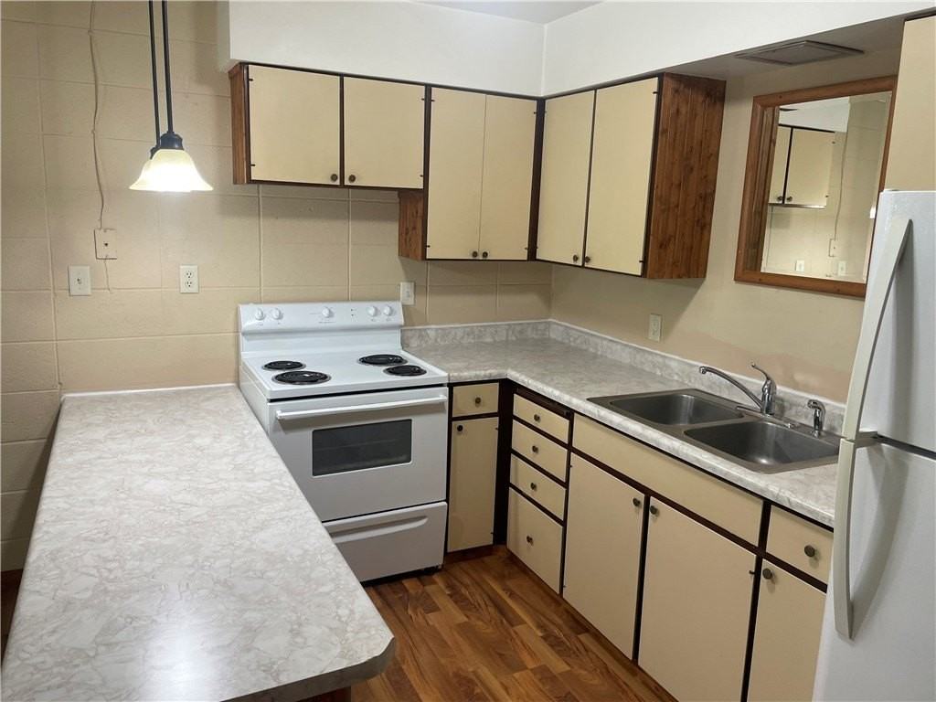 608 19th Ave W Apt 7 #7 - Photo 4 of 11