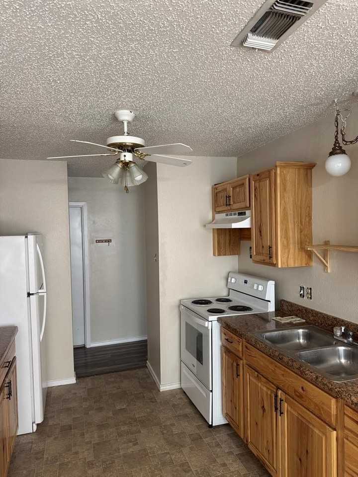 817 Van Zandt St - Photo 2 of 6