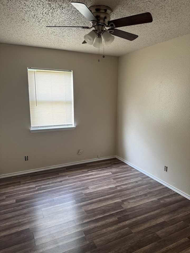 817 Van Zandt St - Photo 5 of 6