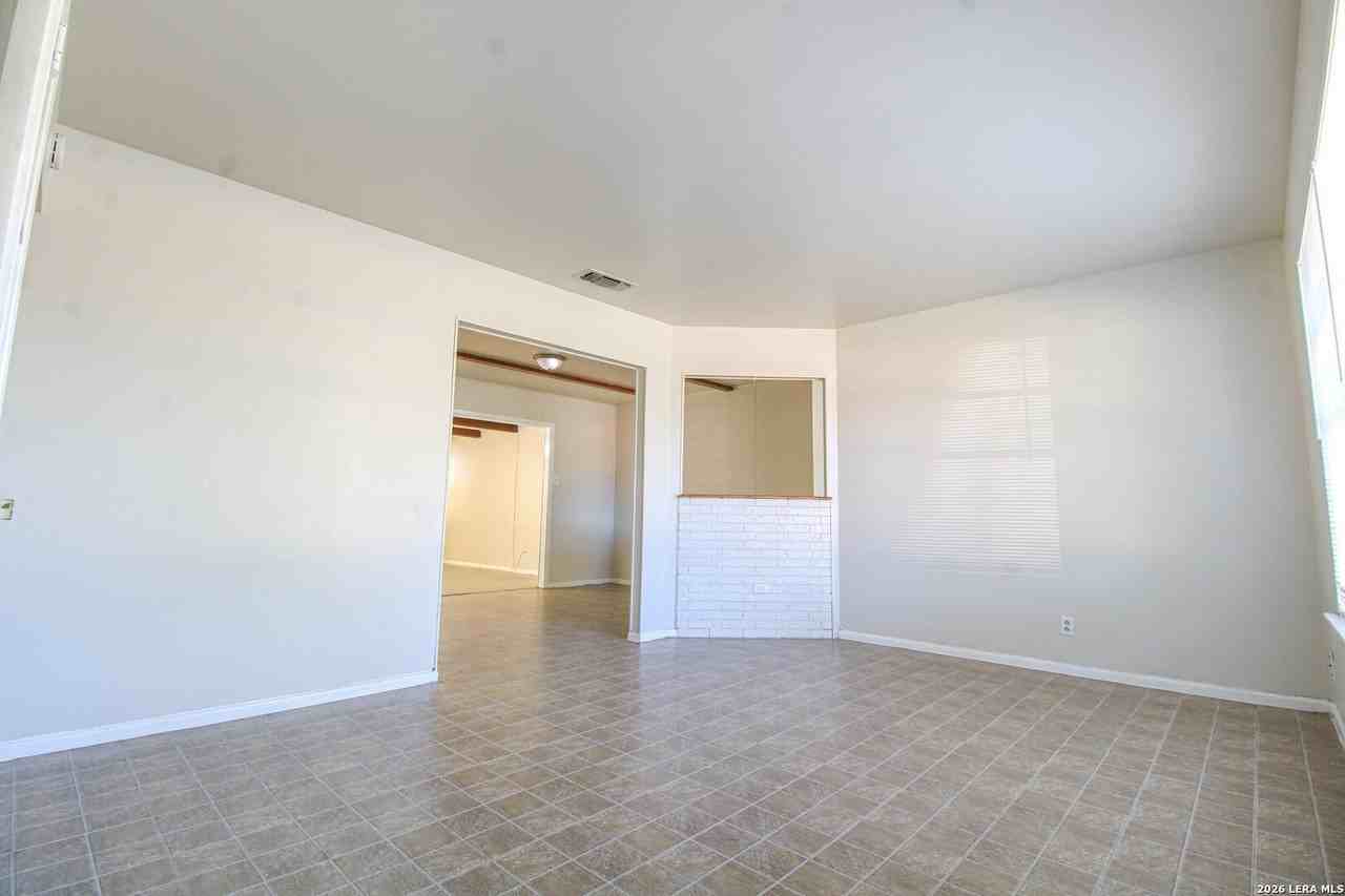 223 Balboa Dr - Photo 4 of 35