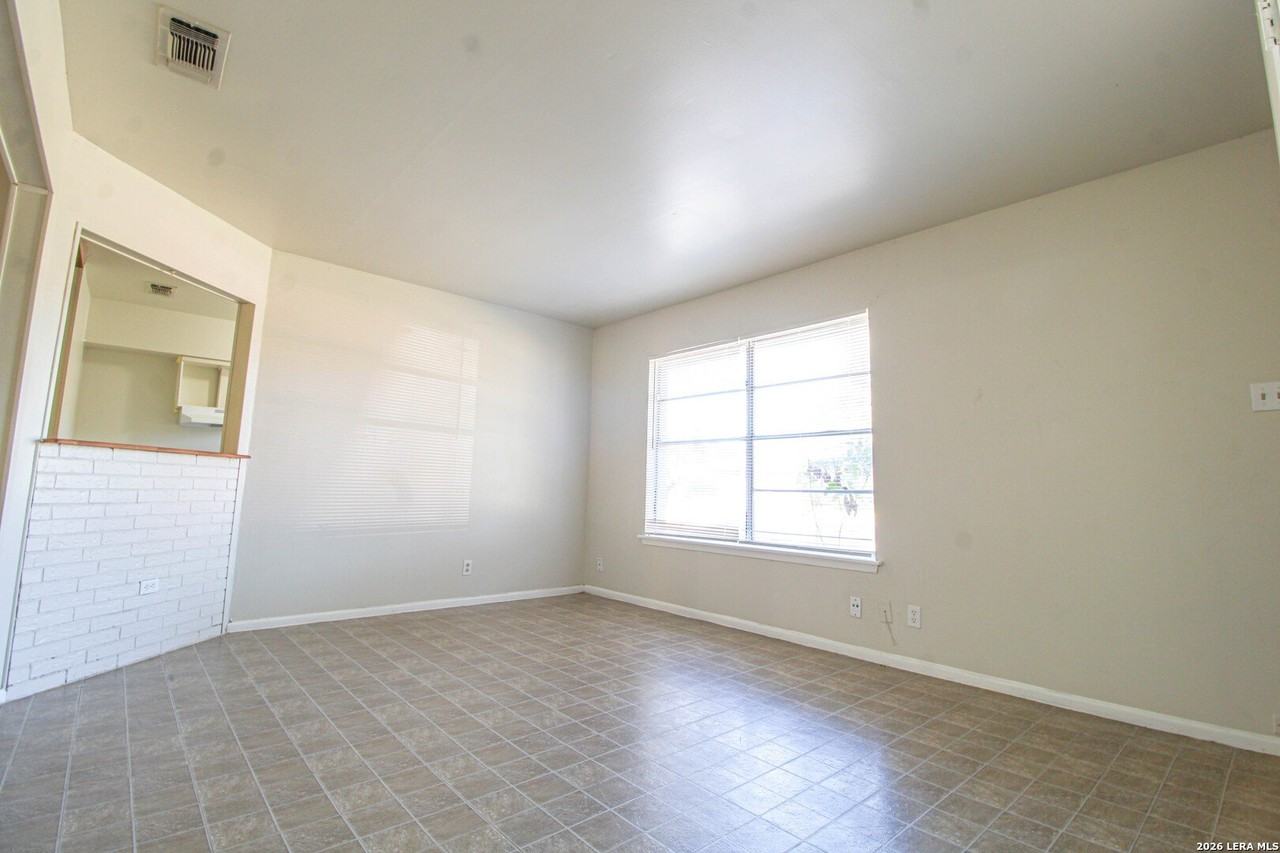 223 Balboa Dr - Photo 5 of 35