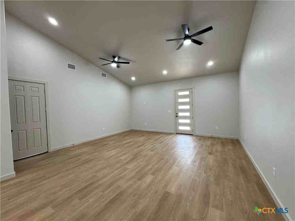 318 Warehouse Rd - Photo 2 of 39