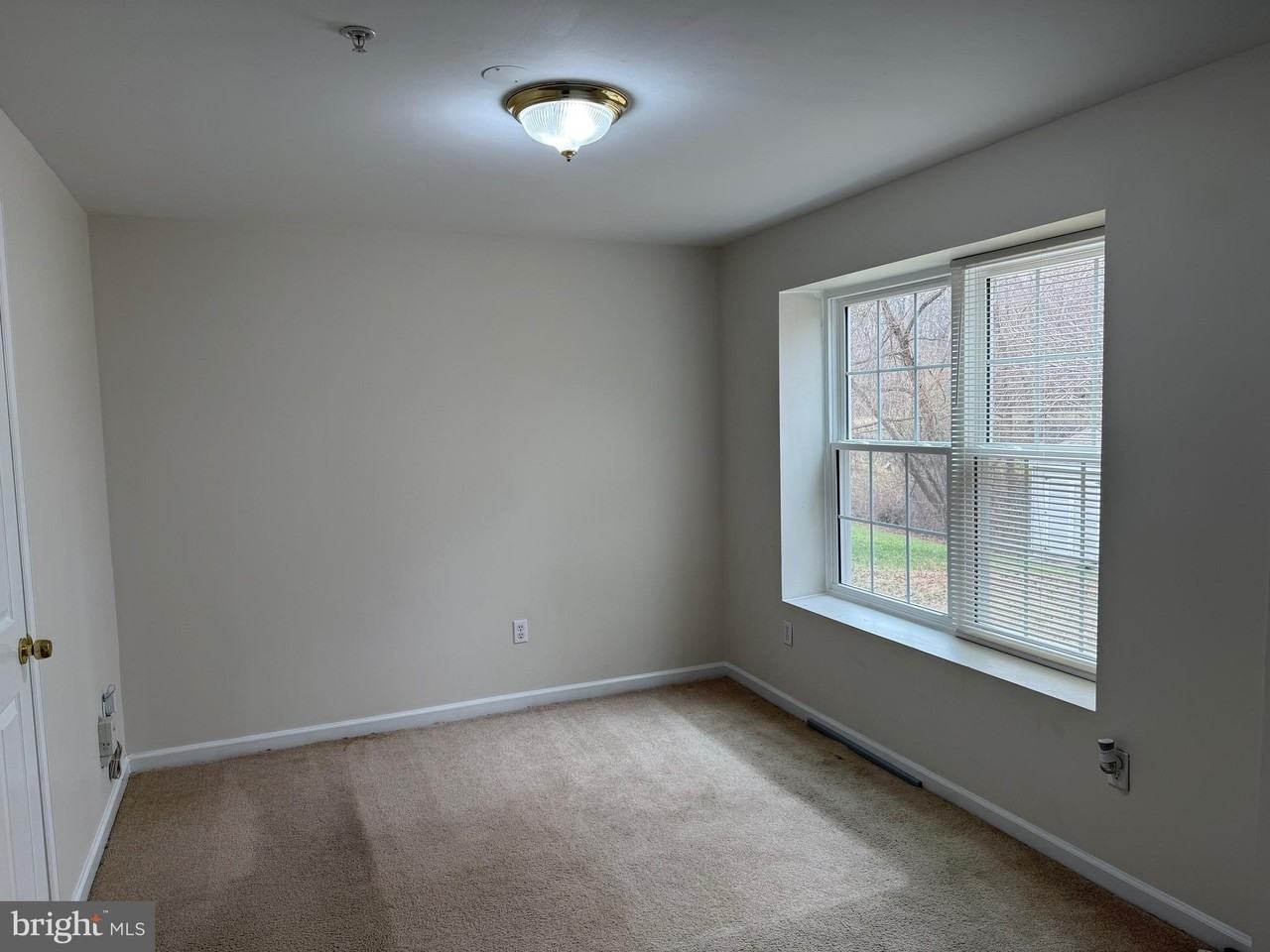 10106 Garden Valley Ct - Photo 5 of 31