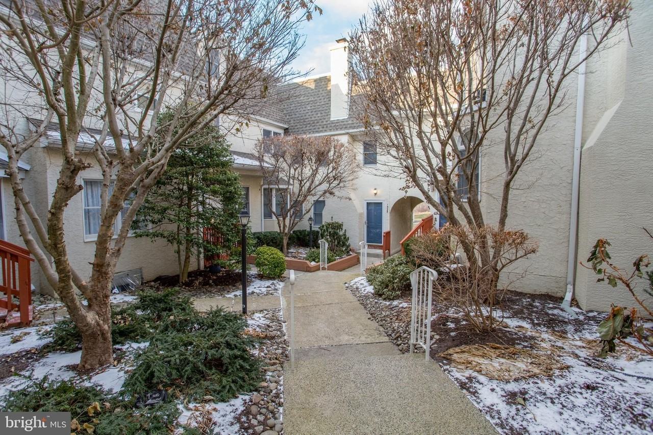 1529 Margaret Ct - Photo 5 of 50