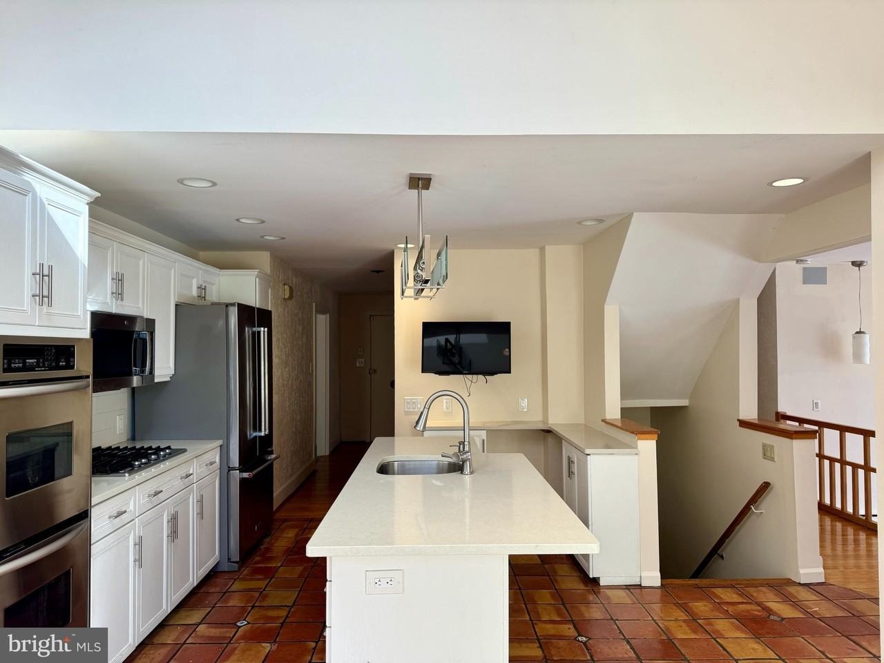 8233 Fairview Rd - Photo 4 of 37