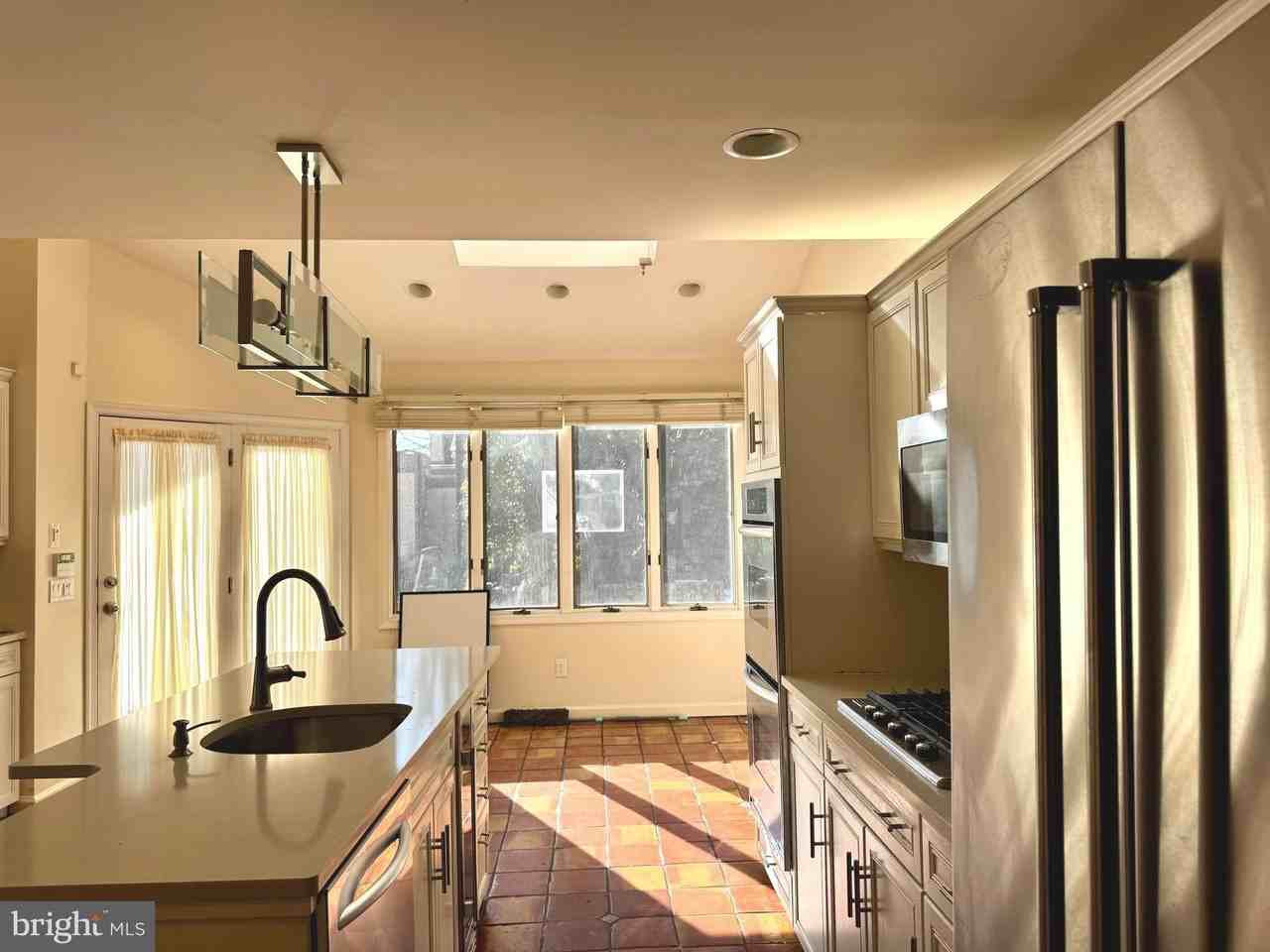 8233 Fairview Rd - Photo 5 of 37