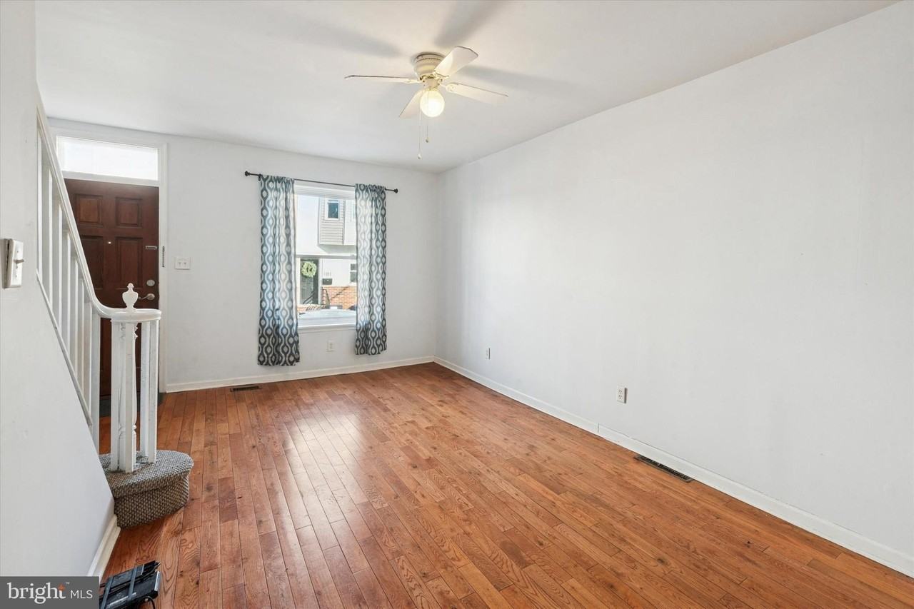 102 Daly St - Photo 7 of 25