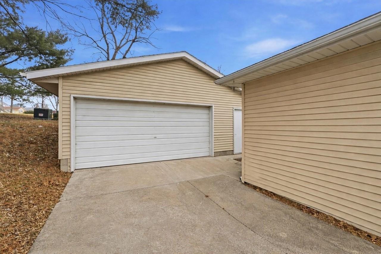 124 N College St - Photo 2 of 24