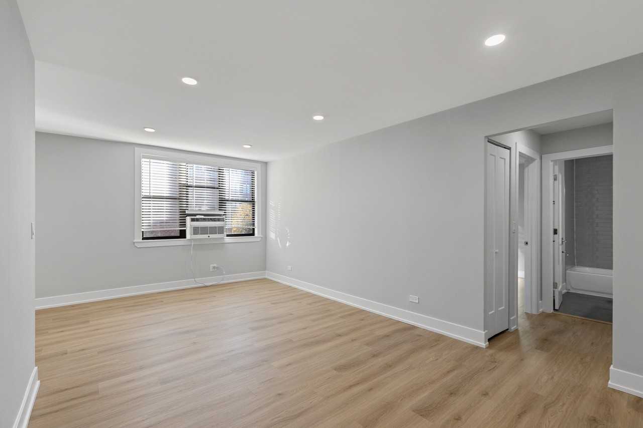 530 West Aldine Avenue #305 - Photo 3 of 8