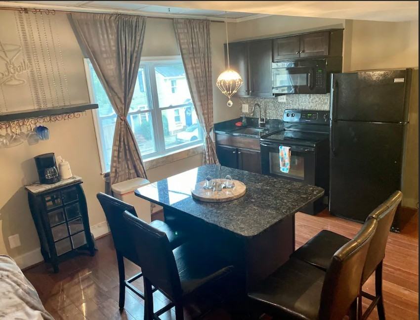 1000 Queen Street - Photo 2 of 6