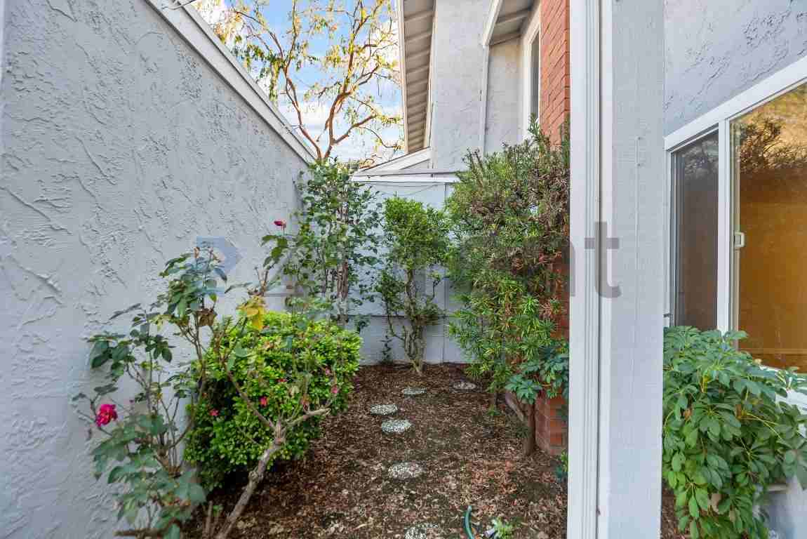 1123 Glengarry Dr - Photo 6 of 20