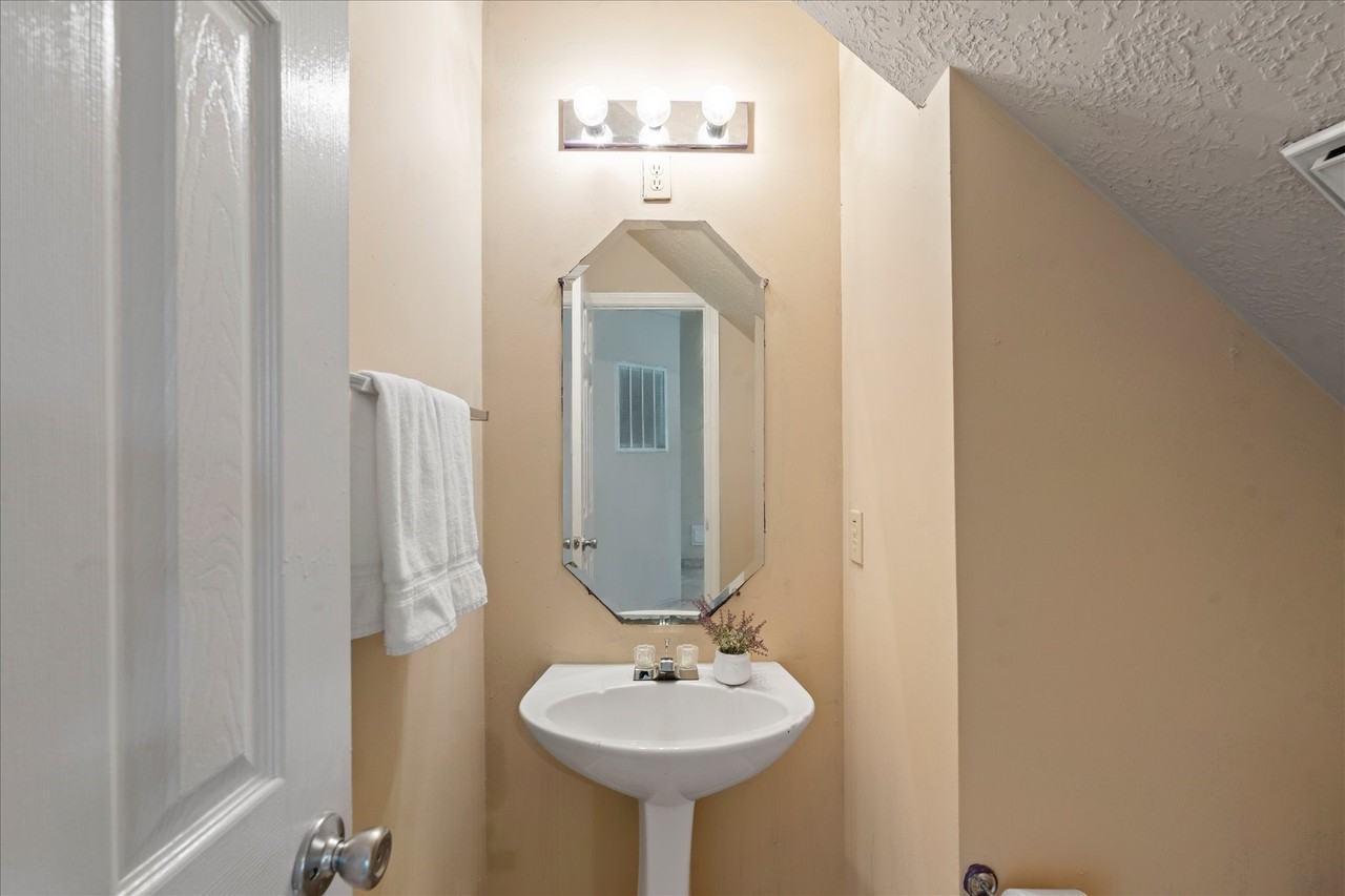 3708 Nutwood Ln - Photo 4 of 20