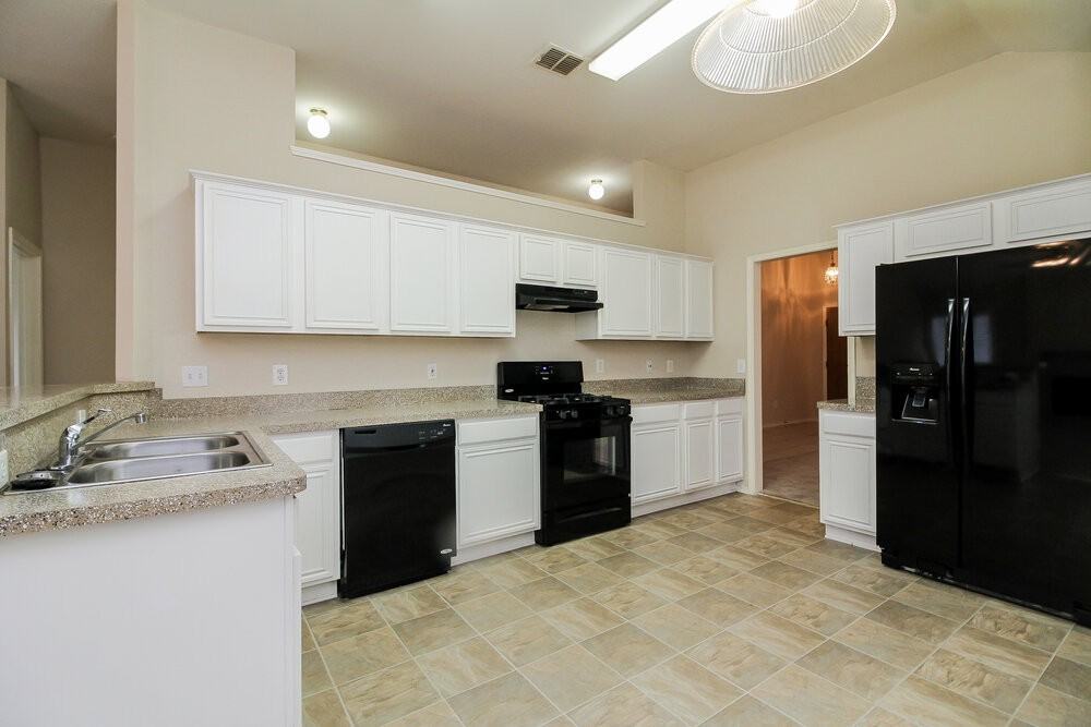 2807 N Hampton Dr - Photo 5 of 15