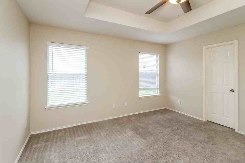 2807 N Hampton Dr - Photo 6 of 15