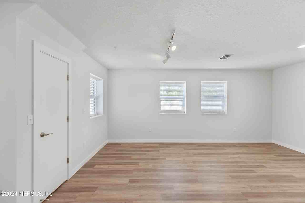 223 19th Ave S - Photo 5 of 32