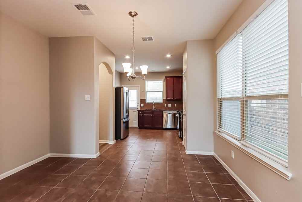 17115 Amarose Dr - Photo 7 of 20