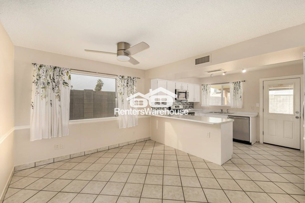 7126 W Hatcher Rd - Photo 5 of 28