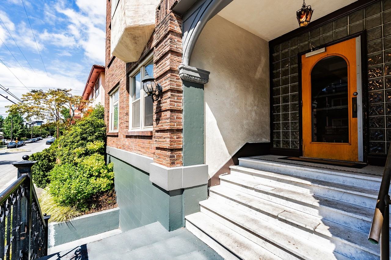 Carlyle Apartments - Photo 6 of 8