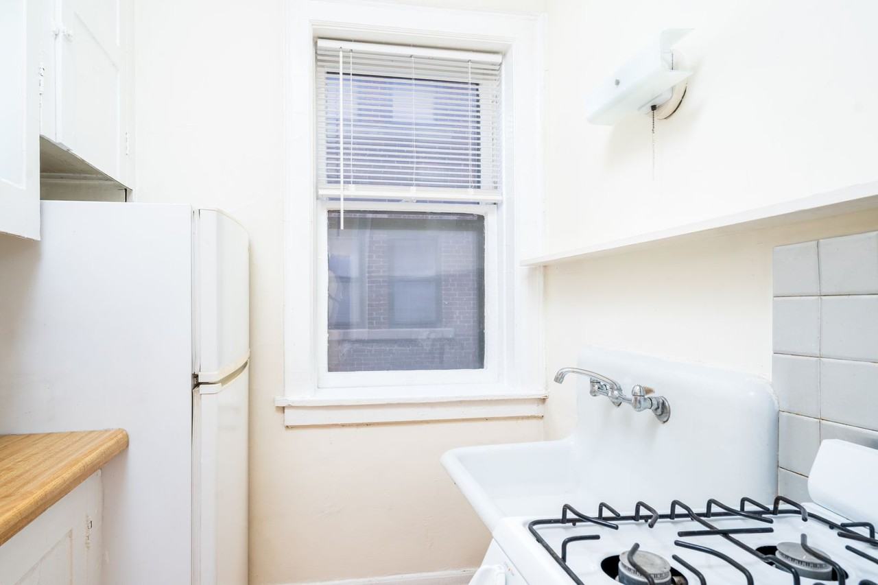 1810/12 Bryant Ave S - Photo 5 of 17