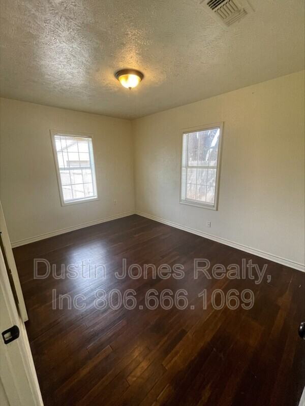 4808 40th St - Photo 6 of 9