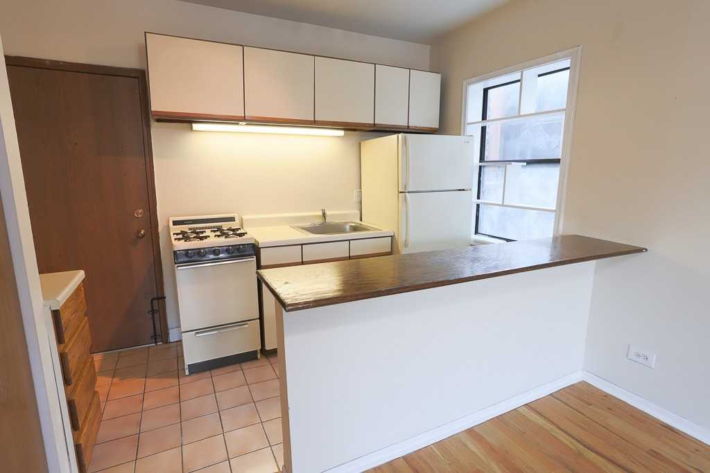 823 W Cornelia Ave #318 - Photo 2 of 17