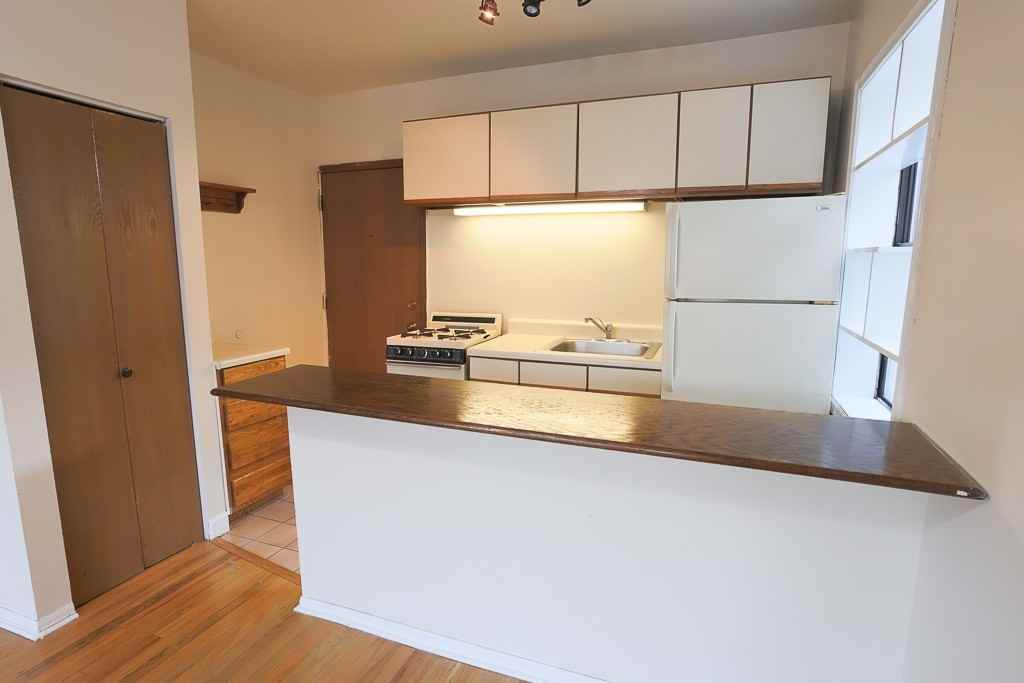 823 W Cornelia Ave #318 - Photo 3 of 17