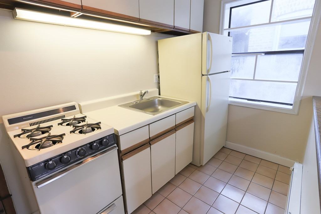 823 W Cornelia Ave #318 - Photo 4 of 17