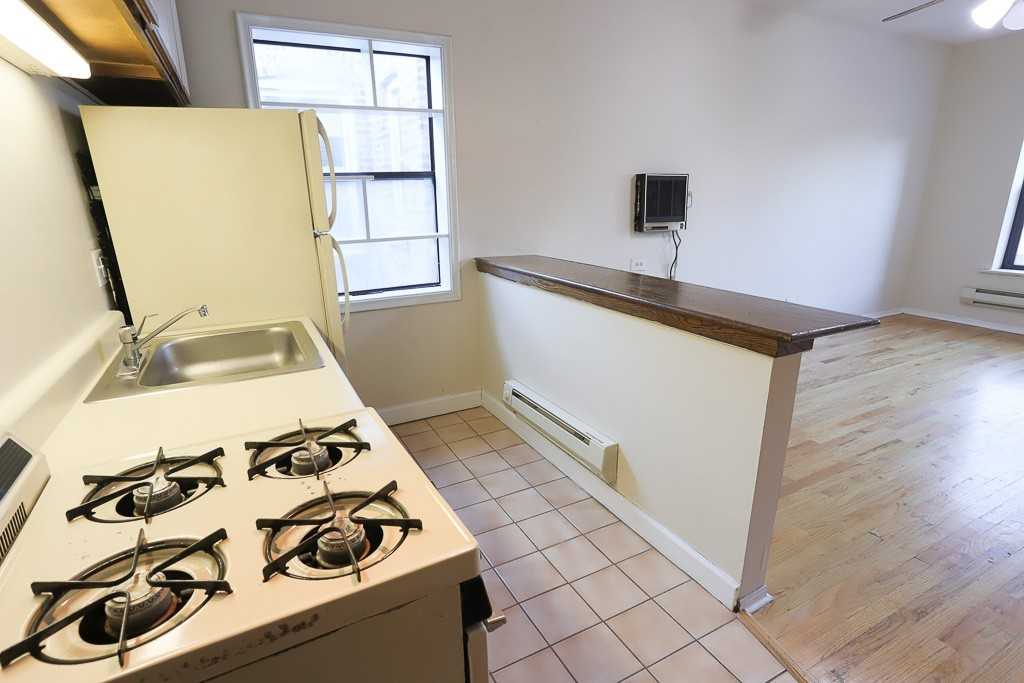 823 W Cornelia Ave #318 - Photo 5 of 17