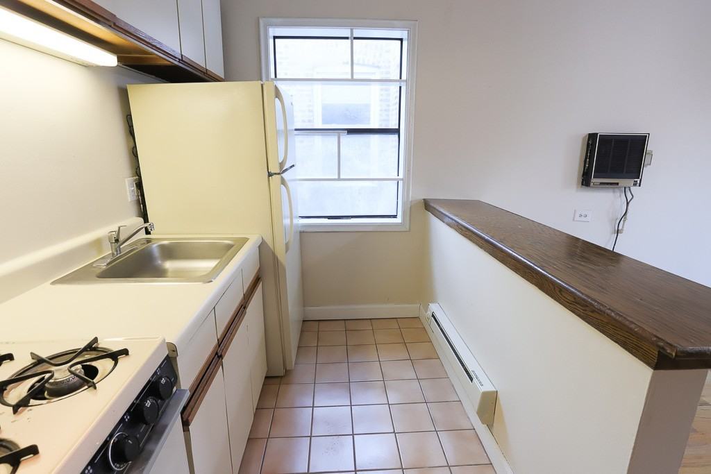 823 W Cornelia Ave #318 - Photo 6 of 17