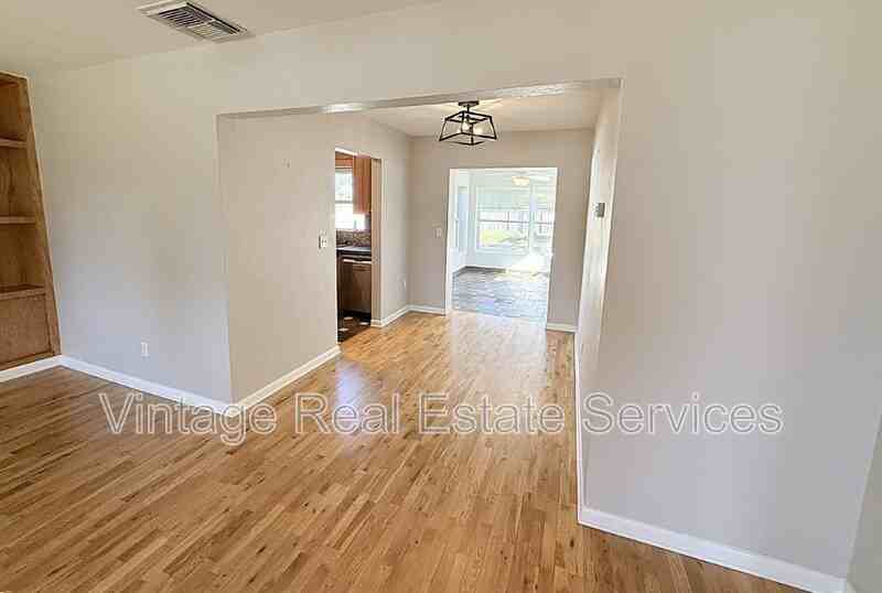 105 N Aurora Ave - Photo 6 of 40