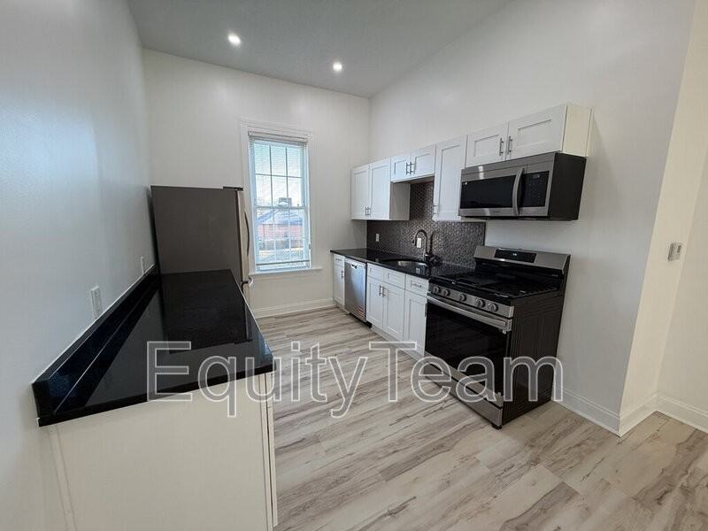 4417 Ashland Ave #B - Photo 3 of 7