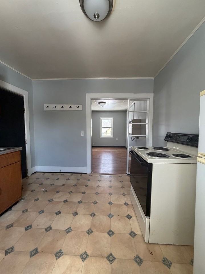 213 S 2nd Street - Photo 4 of 9