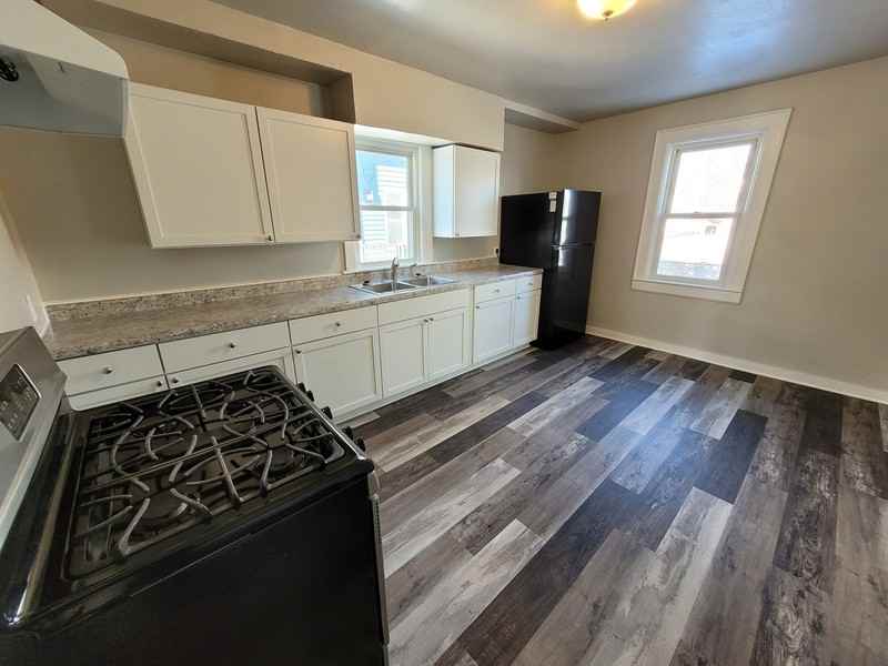 816 School Pl - Photo 3 of 10