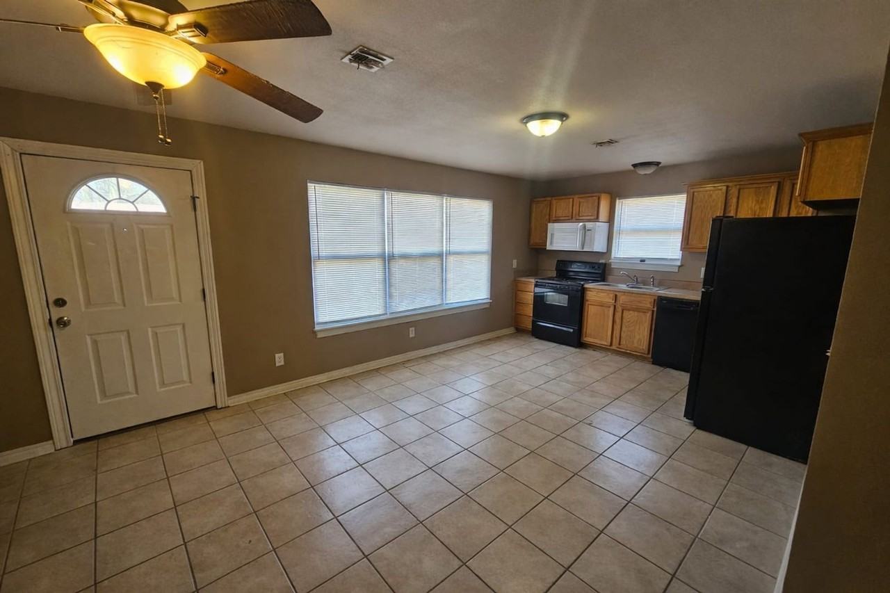 2102 Cunningham Ave - Photo 4 of 5